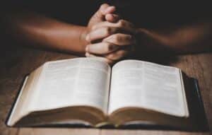 Encuentra y escucha música católica fácilmente